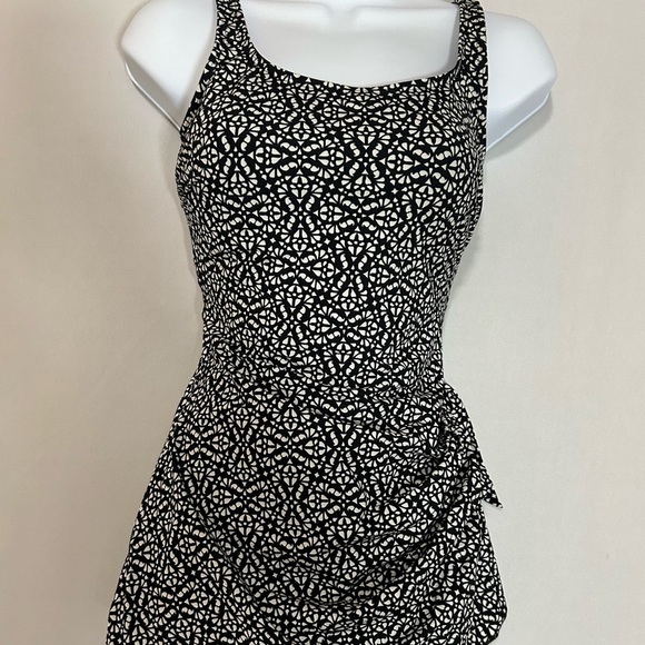 L.L. Bean Black and White One Piece Swim Dress. Size 8. - Picture 1 of 8